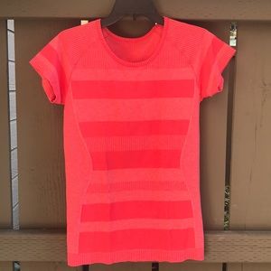 USED Women’s top, seamless shirt sleeves